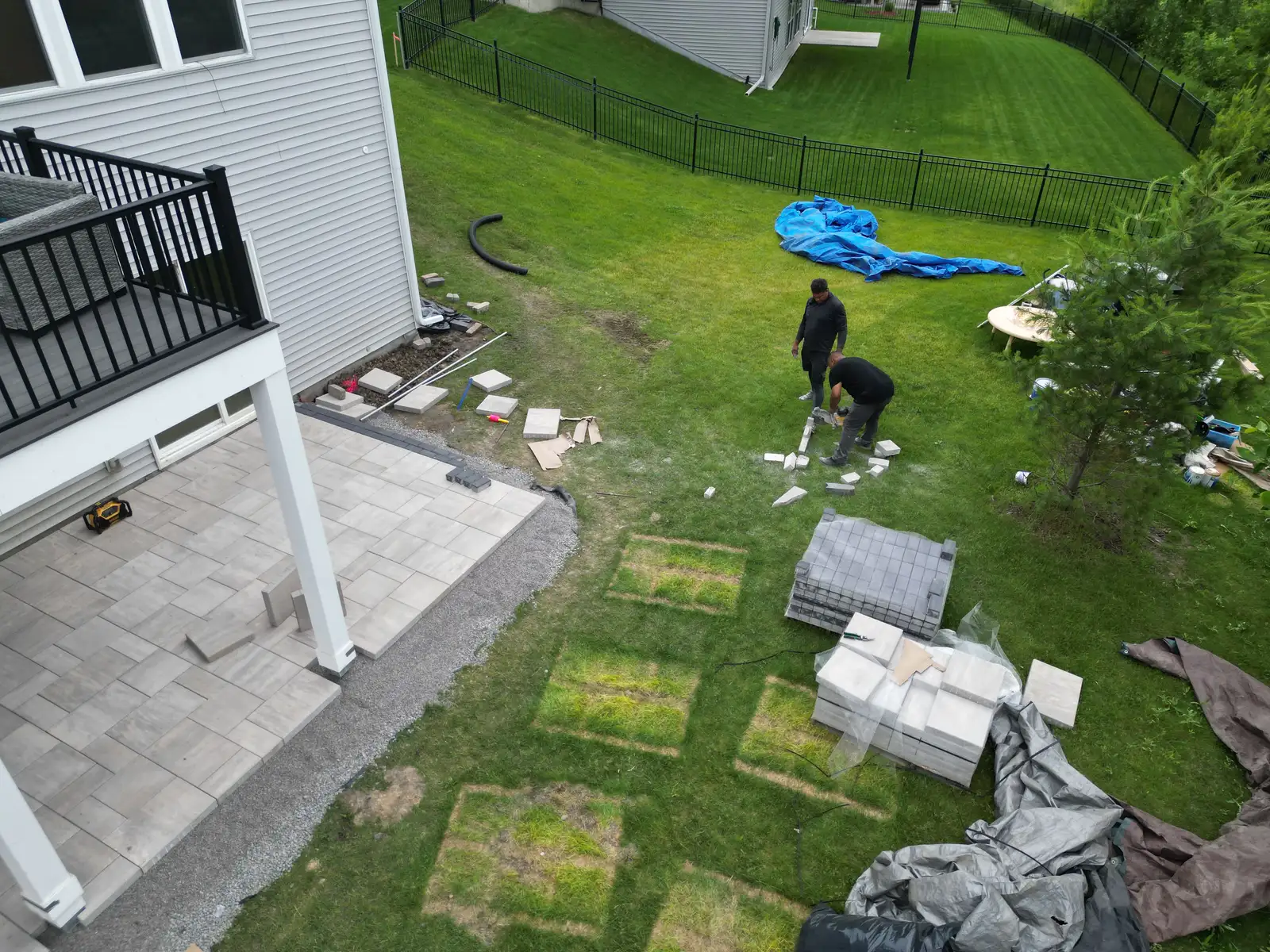 Close-up of County Materials Grand Discover paver pattern and charcoal bullet edging in Wayzata, MN